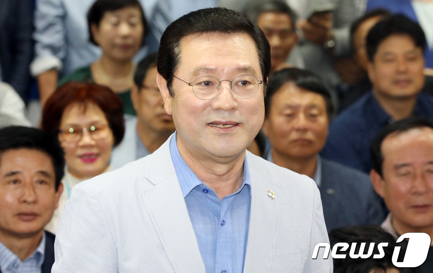 이용섭 광주시장 후보가 6·13전국동시지방선거 투표일인 13일 오후 광주 서구 이 후보 선거사무실에서 6·13 지방선거 방송사 출구조사결과 소감을 밝히고 있다.2018.6.13/뉴스1 ⓒ News1 남성진 기자