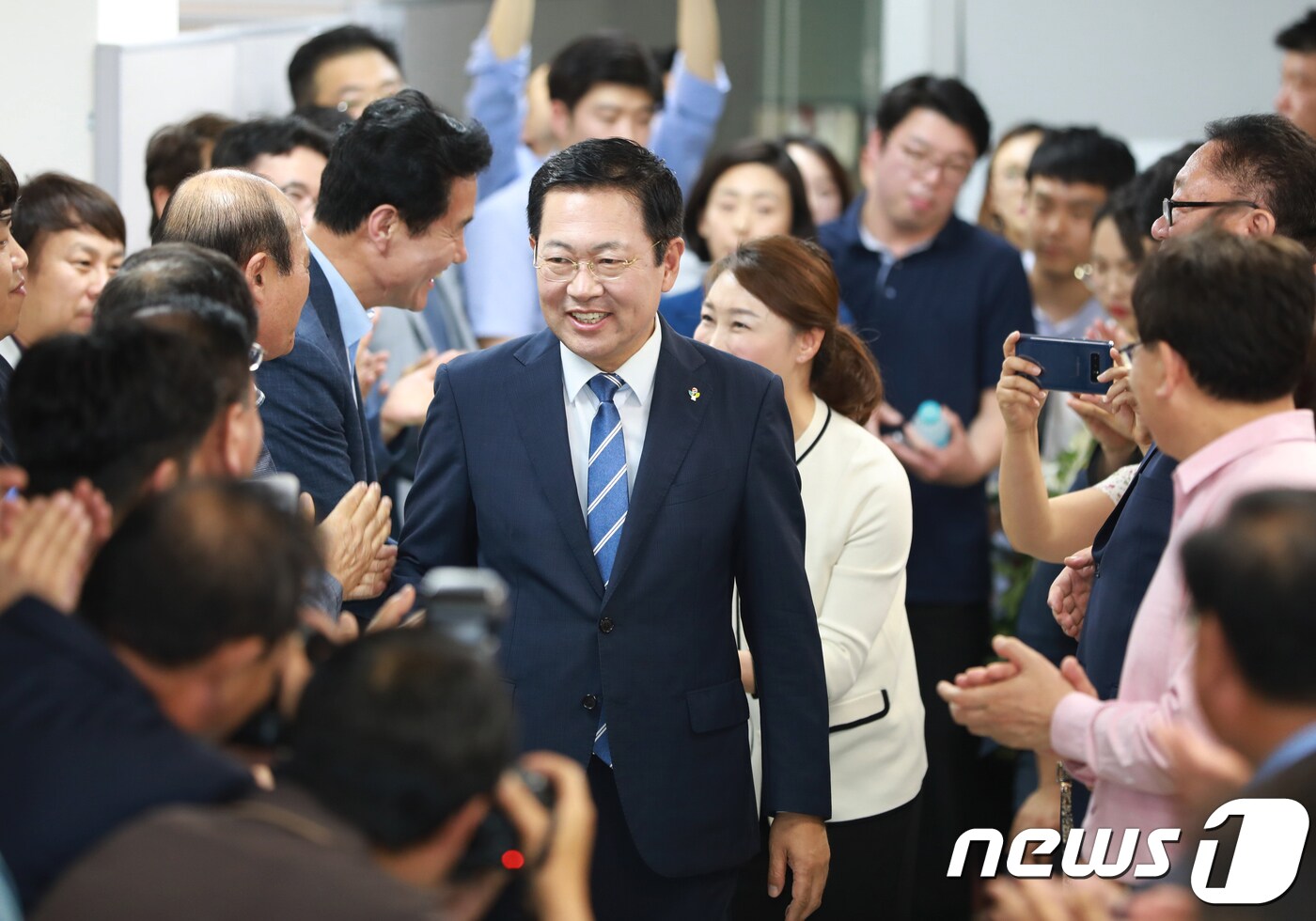 박남춘 더불어민주당 인천시장 후보가 13일 6·13 지방선거에서 당선이 확실하자 인천시 남구 주안 캠프에 마련된 개표 상황실에서 캠프관계자들에게 인사를 하고 있다.2018.6.13/뉴스1 ⓒ News1 정진욱 기자