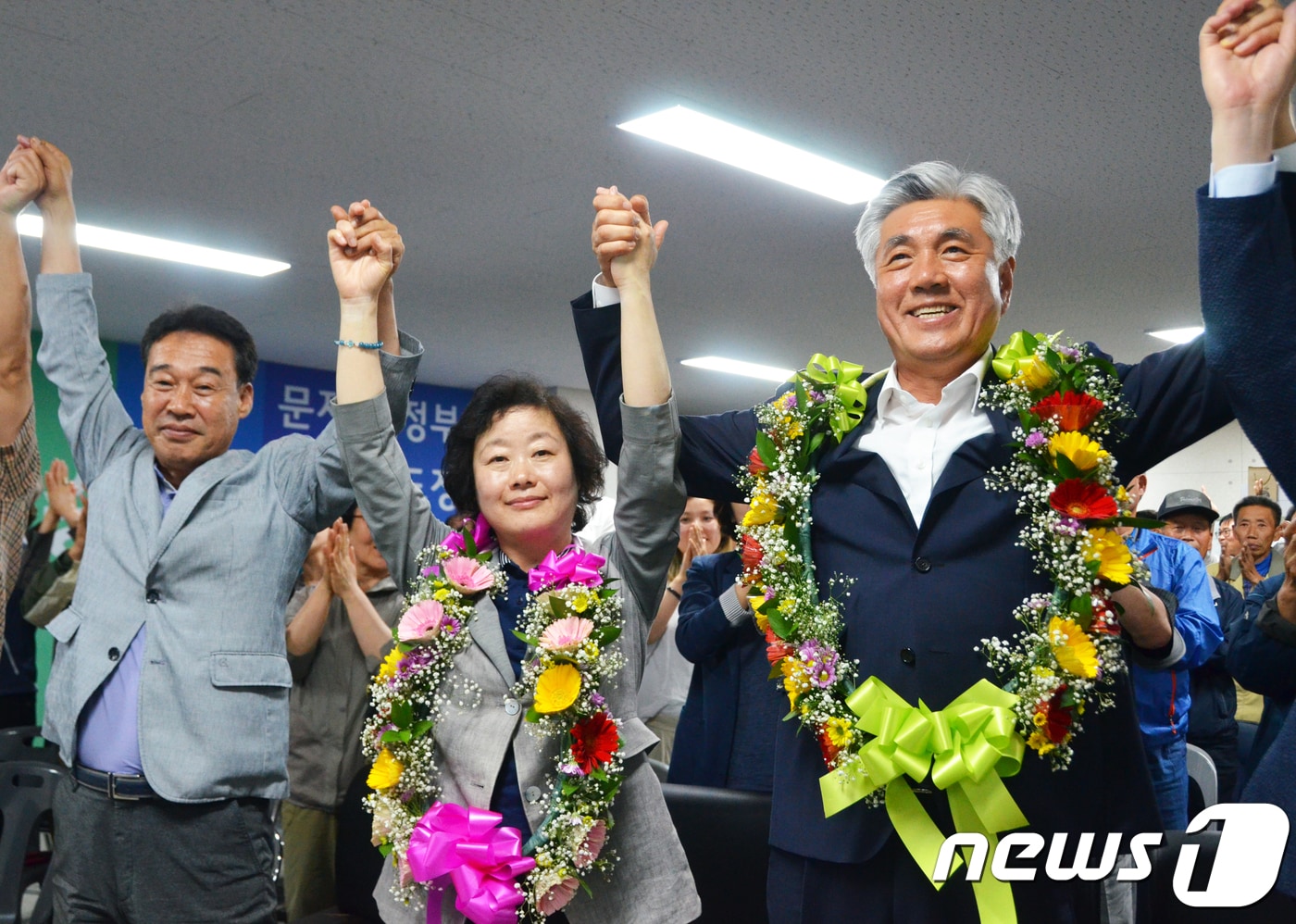 최승준 더불어민주당 정선군수 후보가 13일 오후 강원도 정선군 정선읍 최 후보 선거사무소에서 6·13 지방선거 정선군수 당선이 확실시되자 꽃목걸이를 걸고 환호하고 있다. 2018.6.13/뉴스1 ⓒ News1 박하림 기자