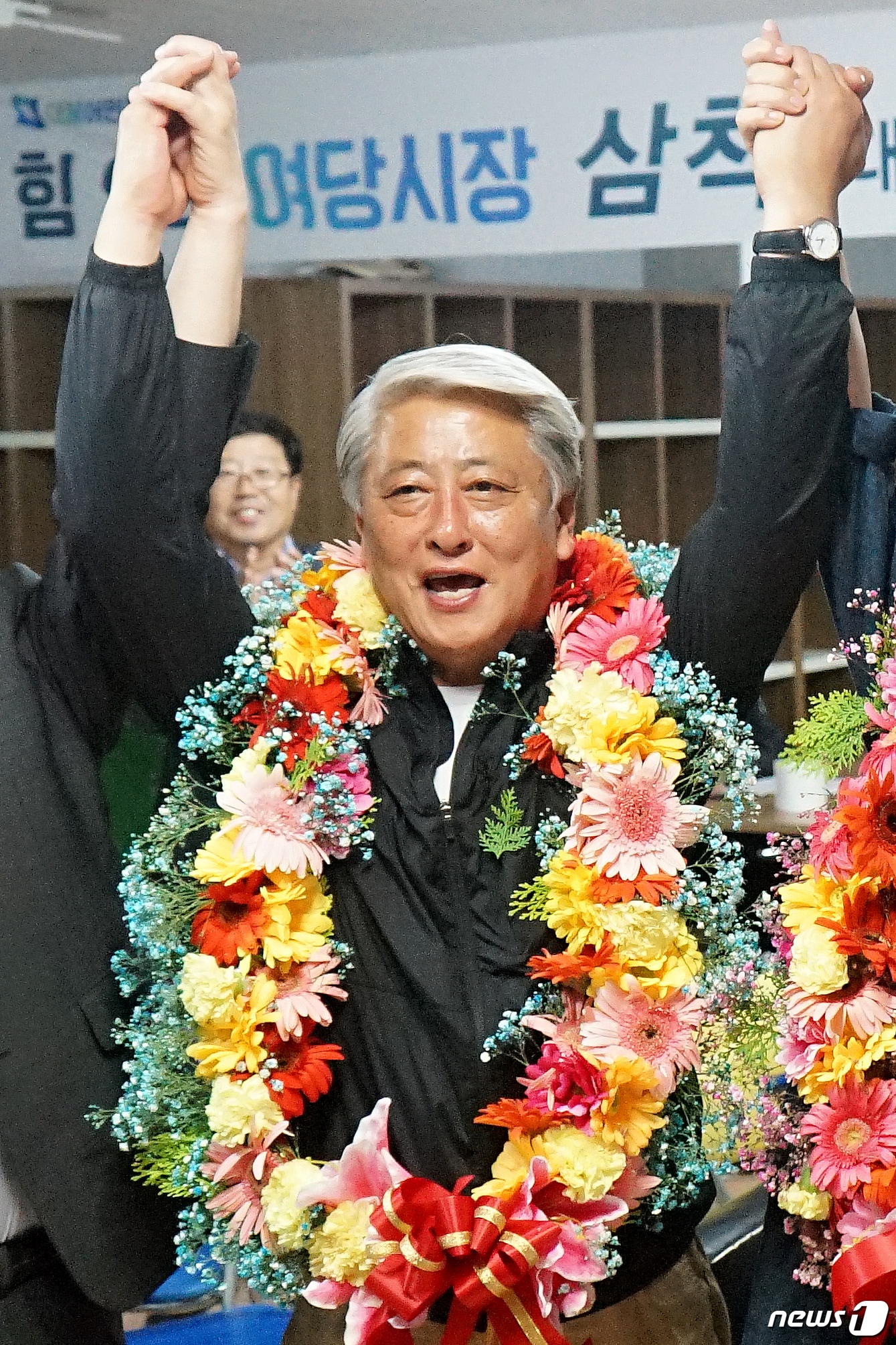 김양호 더불어민주당 강원도 삼척시장 후보가 13일 삼척시 대학로 내 자신의 선거캠프에서 당선이 확실시되자 지지자들의 축하를 받으며 만세를 외치고 있다. 2018.6.14/뉴스1 ⓒ News1 서근영 기자