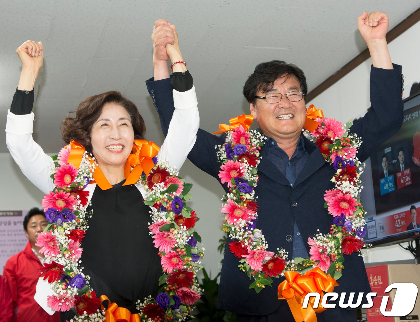 최명서 자유한국당 영월군수 당선인이 13일 오후 강원도 영월군 최 후보 선거사무소에서 6·13 지방선거 영월군수 당선이 확실시되자 꽃목걸이를 걸고 환호하고 있다. 2018.6.13/뉴스1 ⓒ News1 박하림 기자