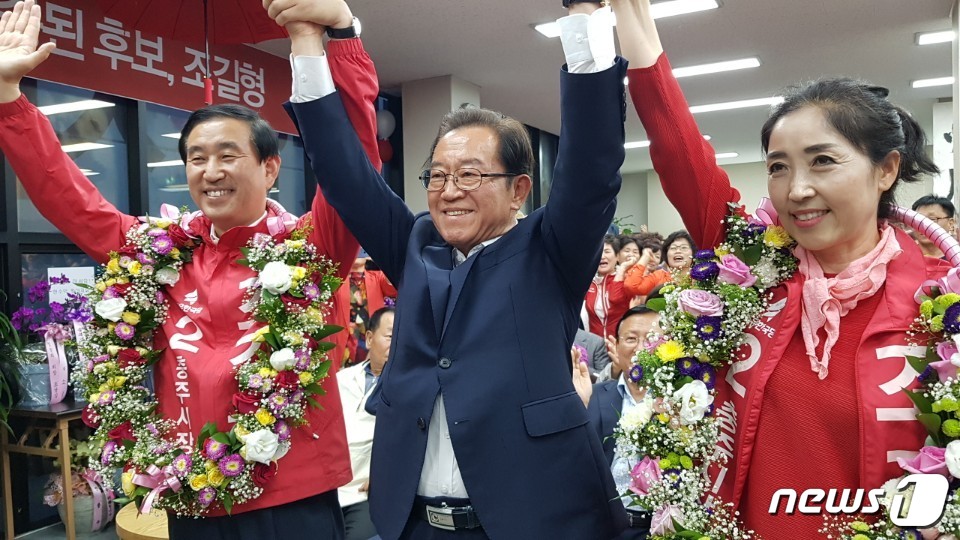 자유한국당 조길형 후보가 이번 6·13 지방선거에서 재선에 성공하며 부인 이영미씨와 이종배 국회의원 등 지지자들과 함께 기념촬영을 하고 있다,ⓒ News1
