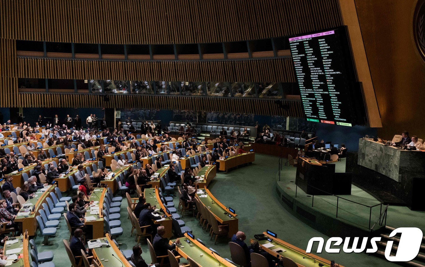 유엔 총회가 13일(현지시간) 긴급회의를 열어 팔레스타인 가자지구 유혈사태에 대한 결의안을 표결하고 있다.ⓒ AFP=뉴스1