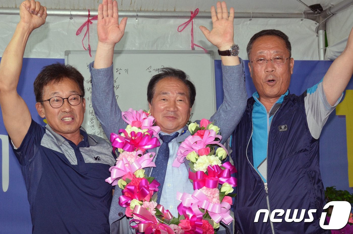 한왕기 더불어민주당 평창군수 당선인이 14일 오전 강원 평창군 평창읍 자신의 선거캠프에서 6·13 지방선거 당선이 확정되자 지지자들과 함께 만세를 하며 기쁨을 만끽하고 있다.2018.6.14/뉴스1 ⓒ News1 권혜민 기자