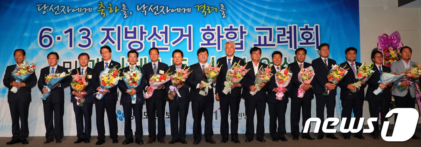 최문순 강원도지사(왼쪽부터), 민병희 강원교육감, 이재수 춘천시장, 원창묵 원주시장, 김한근 강릉시장 등을 비롯한 강원도 내 지자체장 당선인들이 14일 오전 춘천시 스카이컨벤션웨딩홀에서 열린 6·13 지방선거 화합 교례회 및 매니페스토 실천선언식에서 당선 축하 꽃다발을 받고 기념촬영을 하고 있다. 2018.6.14/뉴스1 ⓒ News1 하중천 기자