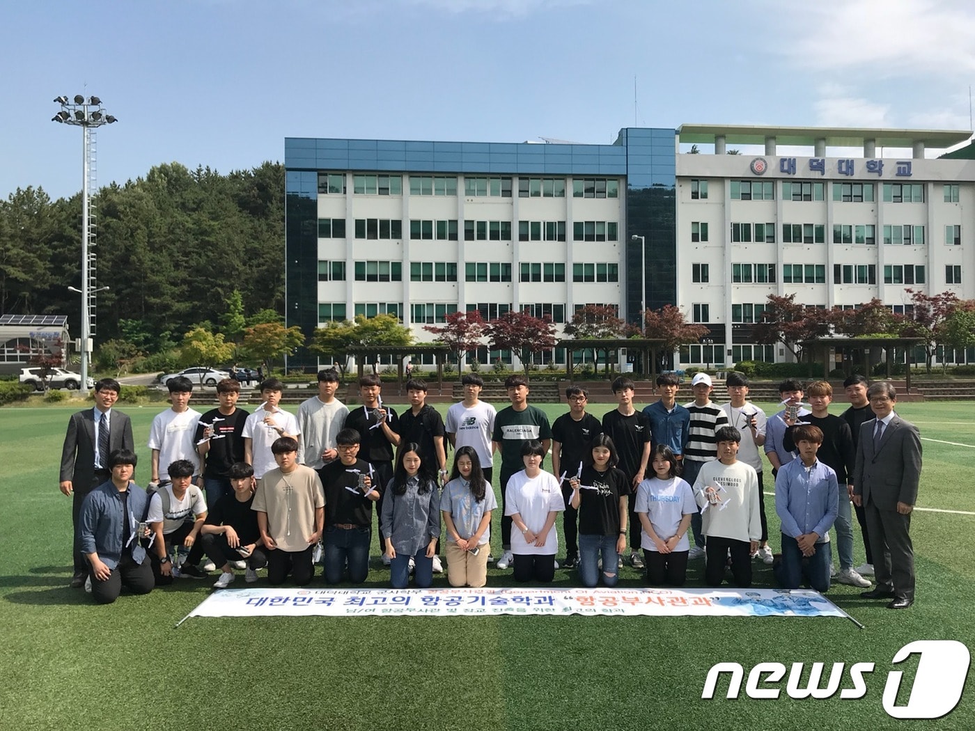 학생들이 자격증 취득 기념사진 촬영을 하고 있다.ⓒ News1