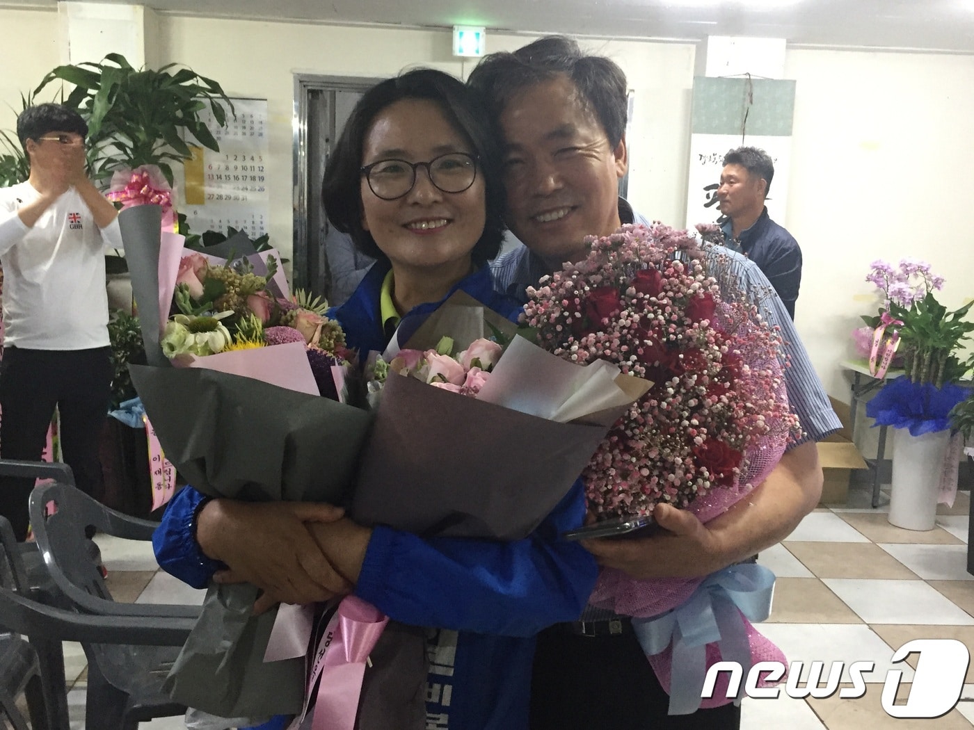 임미애 경북도의원 더불어민주당 후보가 14일 배우자 김현권 민주당 의원과 당선의 기쁨을 나누고 있다.(임미애 선거캠프 제공) 2018.6.14/뉴스1 ⓒ News1