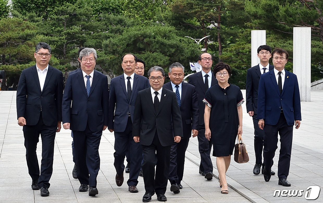 선거 캠프 관계자들과 국립현원을 찾은 이재정 경기도교육감 . (경기도교육청 제공))ⓒ News1