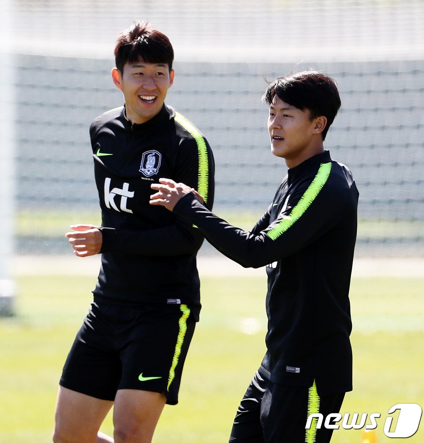 2018 러시아월드컵 축구대표팀 공격수 손흥민과 이승우가 월드컵 개막일인 14일 오전(현지시간) 베이스캠프인 러시아 상트페테르부르크 스파르타크 스타디움에서 열린 공식 훈련에서 구슬땀을 흘리고 있다. '지구촌 최대 축구 축제' 러시아월드컵은 모스크바와 상트페테르부르크, 소치 등 총 11개 도시에서 32일간 개최된다. 2018.6.14/뉴스1 ⓒ News1 오대일 기자