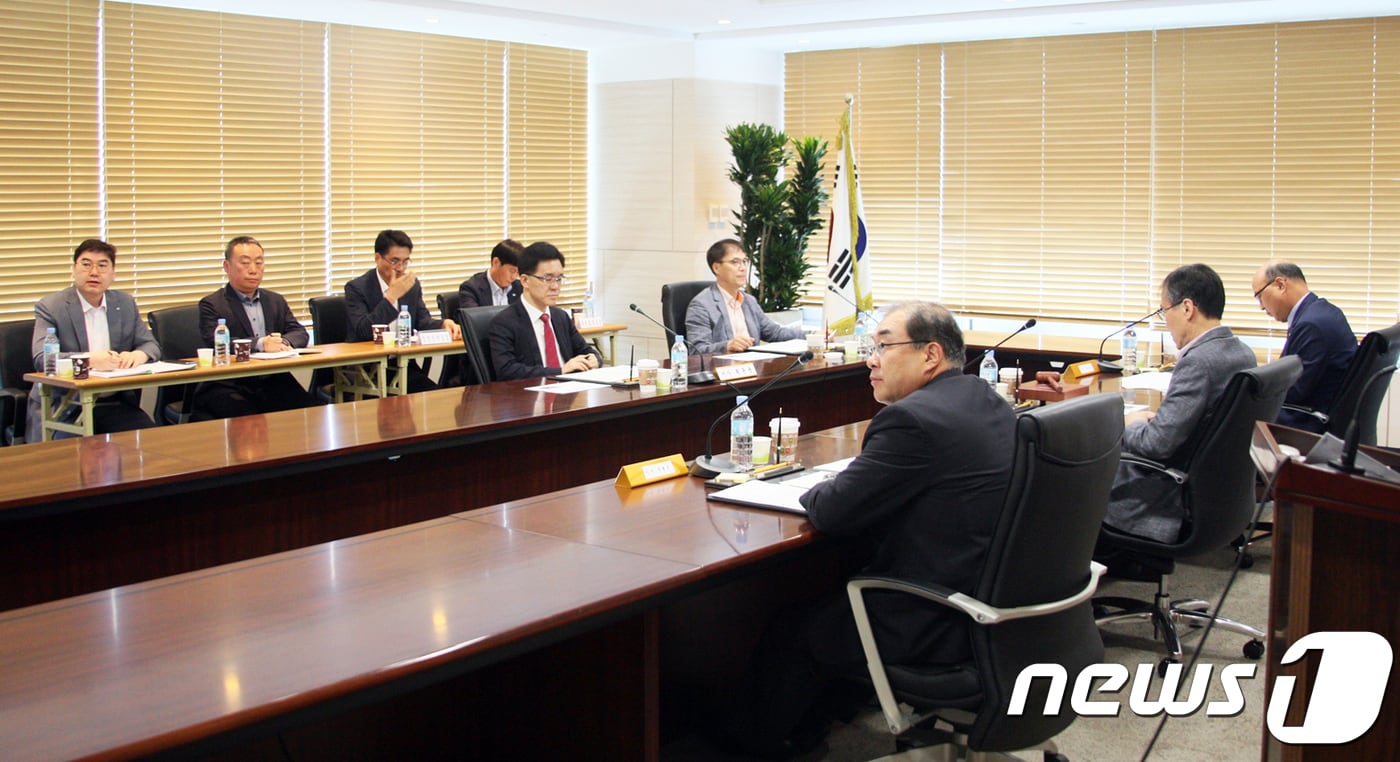 강원랜드 제159차 이사회가 15일 오전 강원 정선군 본사에서 서울사무소 화상회의 시스템을 통해 열리고 있다. 이날 이사회는 △2018년~2022년 중장기 재무관리계획안 △임시조직 태백상생TF 운영기간 연장안 등 2개 안건을 심의·의결했다. ⓒ News1 박하림 기자