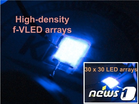 고효율의 유연 수직형 청색 마이크로 LED 30x30 어레이(한국연구재단 제공)ⓒ News1