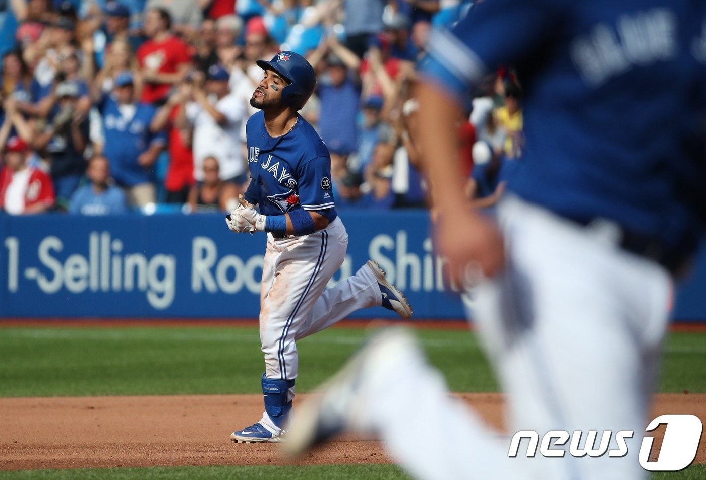 토론토 블루제이스 드본 트래비스가 17일(한국시간) 워싱턴 내셔널스전에서 5회말 투론포를 쏘아올린 뒤 베이스를 돌고 있다. ⓒ AFP=뉴스1