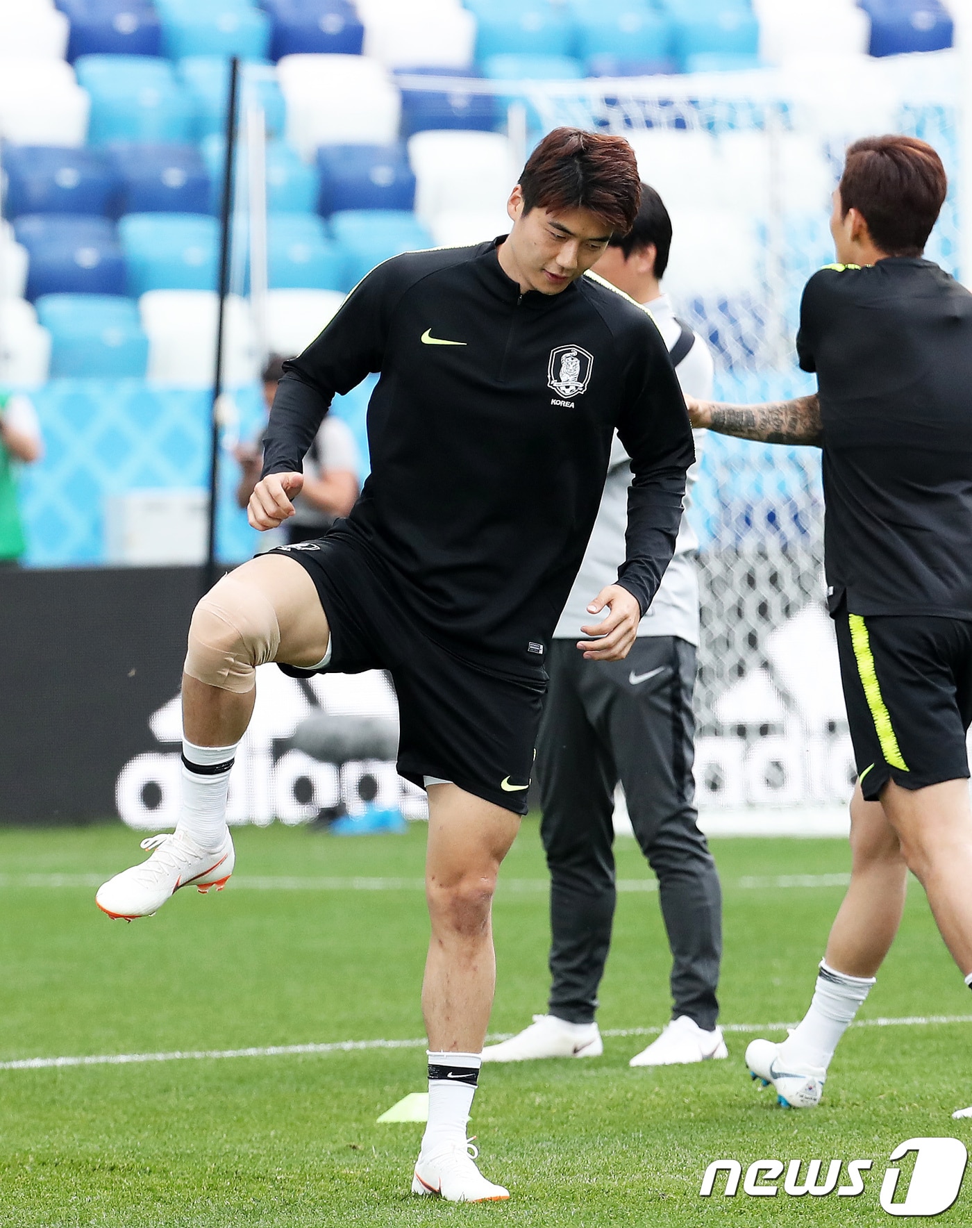 축구대표팀 주장 기성용이 2018 러시아 월드컵 F조 조별리그 1차전 스웨덴과의 경기를 하루 앞둔 17일 오후(현지시간) 러시아 니즈니 노브고로드 스타디움에서 열린 공식 훈련에서 구슬땀을 흘리고 있다. 2018.6.17/뉴스1 ⓒ News1 오대일 기자