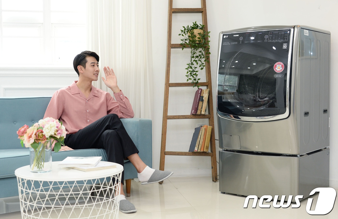 LG전자가 19일 출시한 인공지능(AI) 플랫폼 탑재 '트롬 씽큐(ThinQ) 드럼세탁기' 제품.(LG전자 제공) 2018.6.19/뉴스1 ⓒ News1