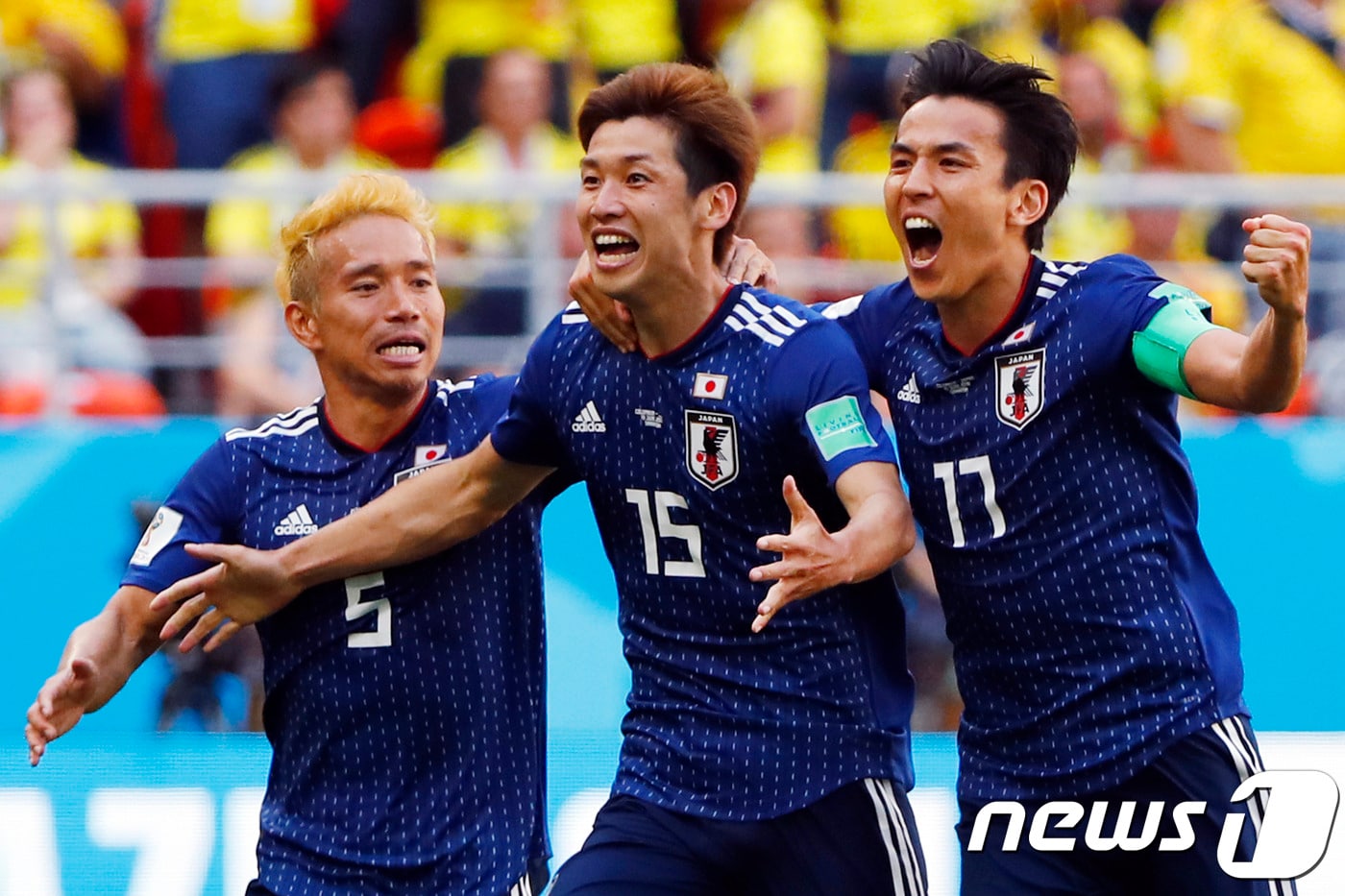 일본 선수들이 19일 19일(한국시간) 러시아 사란스크의 모르도비아 아레나에서 열린 콜롬비아와의 2018 국제축구연맹(FIFA) 러시아 월드컵 H조 조별예선 1차전에서 득점 후 기뻐하고 있다. ⓒ AFP=News1