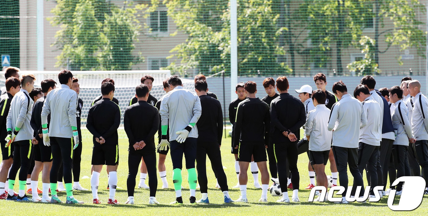 2018 러시아월드컵 축구대표팀 신태용 감독이 20일 오전(현지시간) 베이스캠프인 러시아 상트페테르부르크 스파르타크 스타디움에서 열린 훈련에서 선수들과 대화하고 있다. 벼랑끝에 몰린 신태용호는 오는 23일 로스토프나노두에서 중남미 강호 멕시코와 2차전을 치른다. 2018.6.20/뉴스1 ⓒ News1 오대일 기자