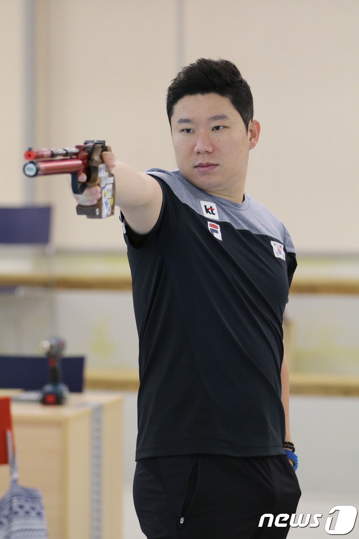 10m 남자 공기권총 결선에 진출한 진종오. (대한사격연맹 제공) ⓒ News1