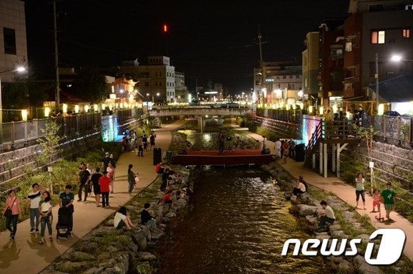 지난해  제민천 일원에서 열린 야행 모습. 사진제공=공주시청ⓒ News1
