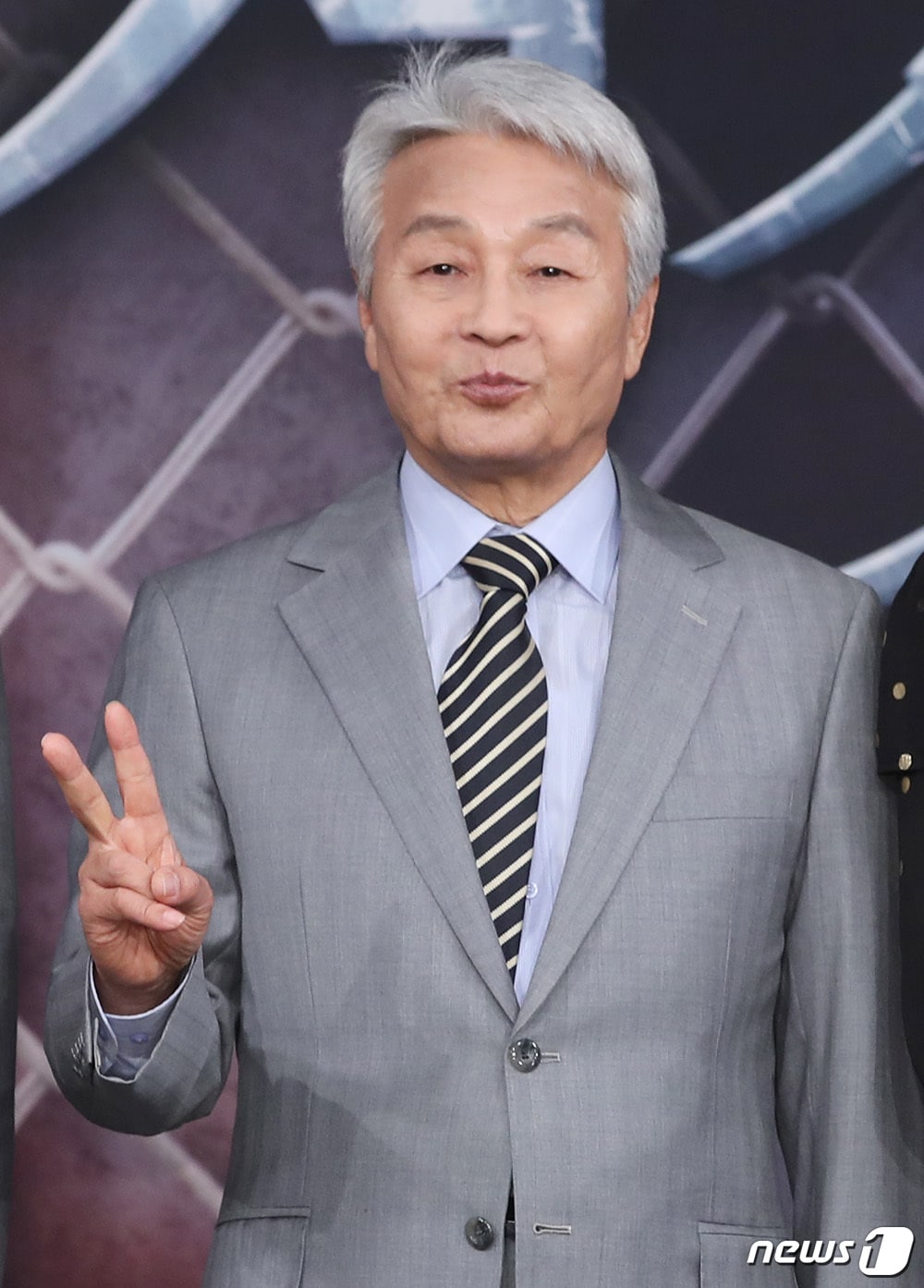 배우 서인석이 21일 오후 서울 상암 MBC에서 열린 새 일일드라마 ‘비밀과 거짓말’ 제작발표회에 참석해 포즈를 취하고 있다. ‘비밀과 거짓말’은 정신적 풍요를 지닌 여자 우정(서해원 분)과 비밀과 거짓말의 거대한 성에 갇힌 채 정신적 결핍을 앓는 여자 화경(오승아 분)의 대결을 통해 진짜 사랑, 진짜 가족, 진짜 인생의 의미를 되새겨보는 드라마이다. 2018.6.21./뉴스1 ⓒ News1 권현진 기자