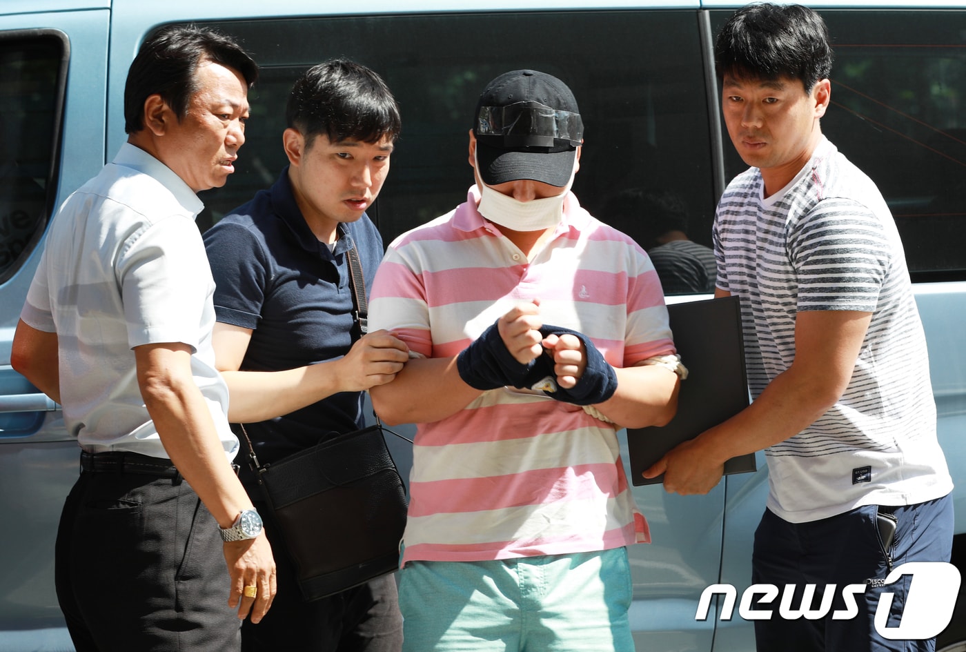 아버지와 어머니를 살해한 혐의를 받고 있는 아들 A씨가 22일 오전 10시 30분 인천지방법원 부천지원에 영장실질심사를 받기위해 출석하고 있다.A씨는 20일 오전 10시쯤 부모를 흉기로 찔러 살해한 뒤 도주했다가 4시간 만인 이날 오후 2시 25분쯤 경기도 고양시 일산에 있는 오피스텔에서 체포됐다.2018.6.22/뉴스1 ⓒ News1 정진욱 기자