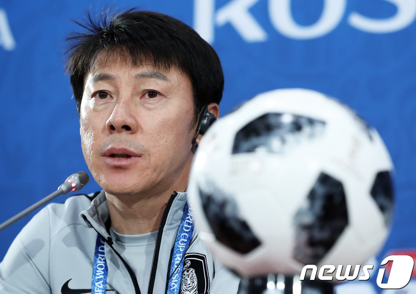 2018 러시아월드컵 축구대표팀 신태용 감독이 한국과 멕시코의 조별리그 2차전을 하루 앞둔 22일 오후(현지시간) 러시아 로스토프 아레나에서 열린 공식 기자회견에서 각오를 밝히고 있다. 1차전 패배로 벼랑끝에 몰린 신태용호는 오는 23일 로스토프 아레나에서 중남미 강호 멕시코와 물러설 수 없는 일전을 치른다. 2018.6.22/뉴스1 ⓒ News1 오대일 기자