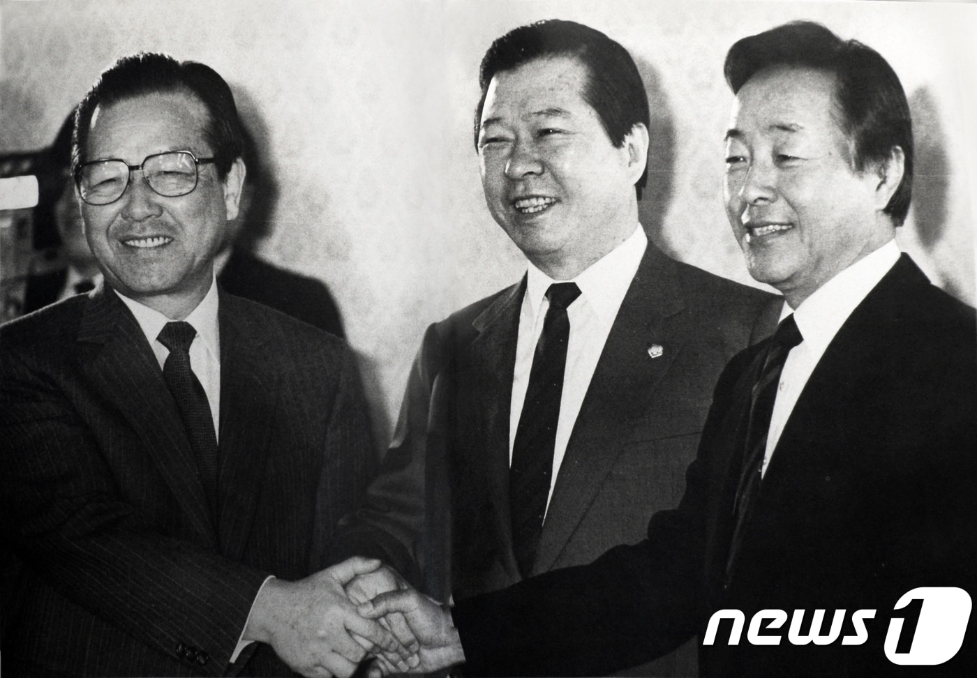 김종필 전 국무총리가 지난 1989년 3월 4일 국회 귀빈식당에서 김영삼, 김대중 전 대통령과 함께 포즈를 취하고 있다. (한국사진기자협회 보도사진연감) 2018.6.23/뉴스1