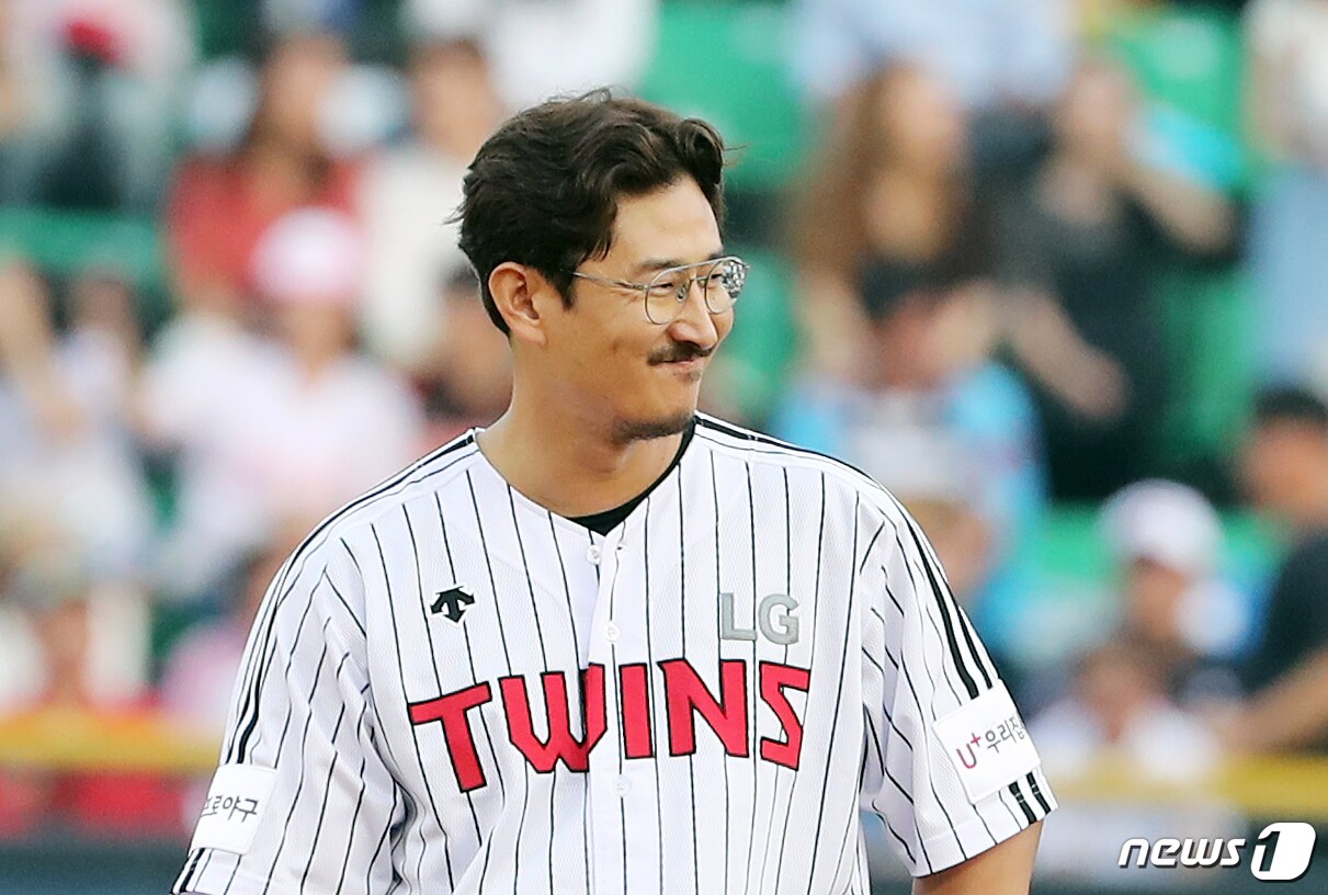 23일 오후 서울 송파구 잠실야구장에서 열린 '프로야구 2018 KBO 리그' LG 트윈스와 롯데 자이언츠의 경기 4회말 무사 1,2루 상황 LG 박용택이 안타를 친 후 미소를 짓고 있다. 박용택은 이날 한국 프로야구(KBO) 리그 통산 최다안타 기록인 개인 통산 2319번째 안타를 달성했다. 2018.6.23/뉴스1 ⓒ News1 이재명 기자