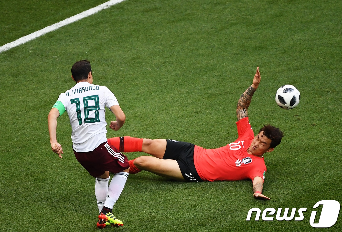 축구대표팀 장현수가 23일 오후(현지시간) 러시아 로스토프 아레나에서 열린 2018 러시아월드컵 F조 2차전 대한민국과 멕시코의 경기에서 전반 25분 태클 수비 중 핸드볼 반칙을 범하고 있다. 2018.6.24/뉴스1 ⓒ News1 오대일 기자