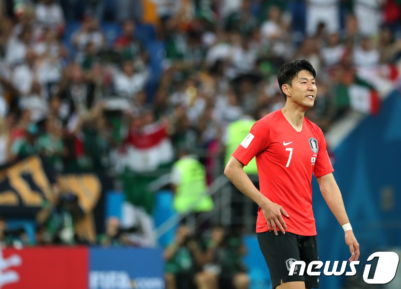 축구대표팀 손흥민이 23일 오후(현지시간) 러시아 로스토프 아레나에서 열린 2018 러시아월드컵 F조 2차전 대한민국과 멕시코의 경기에서 1-2로 패한 뒤 아쉬워하고 있다. 2018.6.24/뉴스1 ⓒ News1 오대일 기자