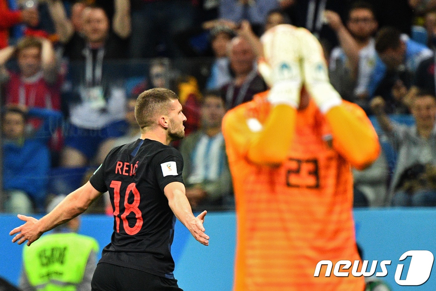 크로아티아의 안테 레비치(왼쪽)가 21일(현지시간) 아르헨티나와의 2018 러시아월드컵 D조 조별예선 1차전에서 선제골을 넣었다. ⓒ AFP=News1