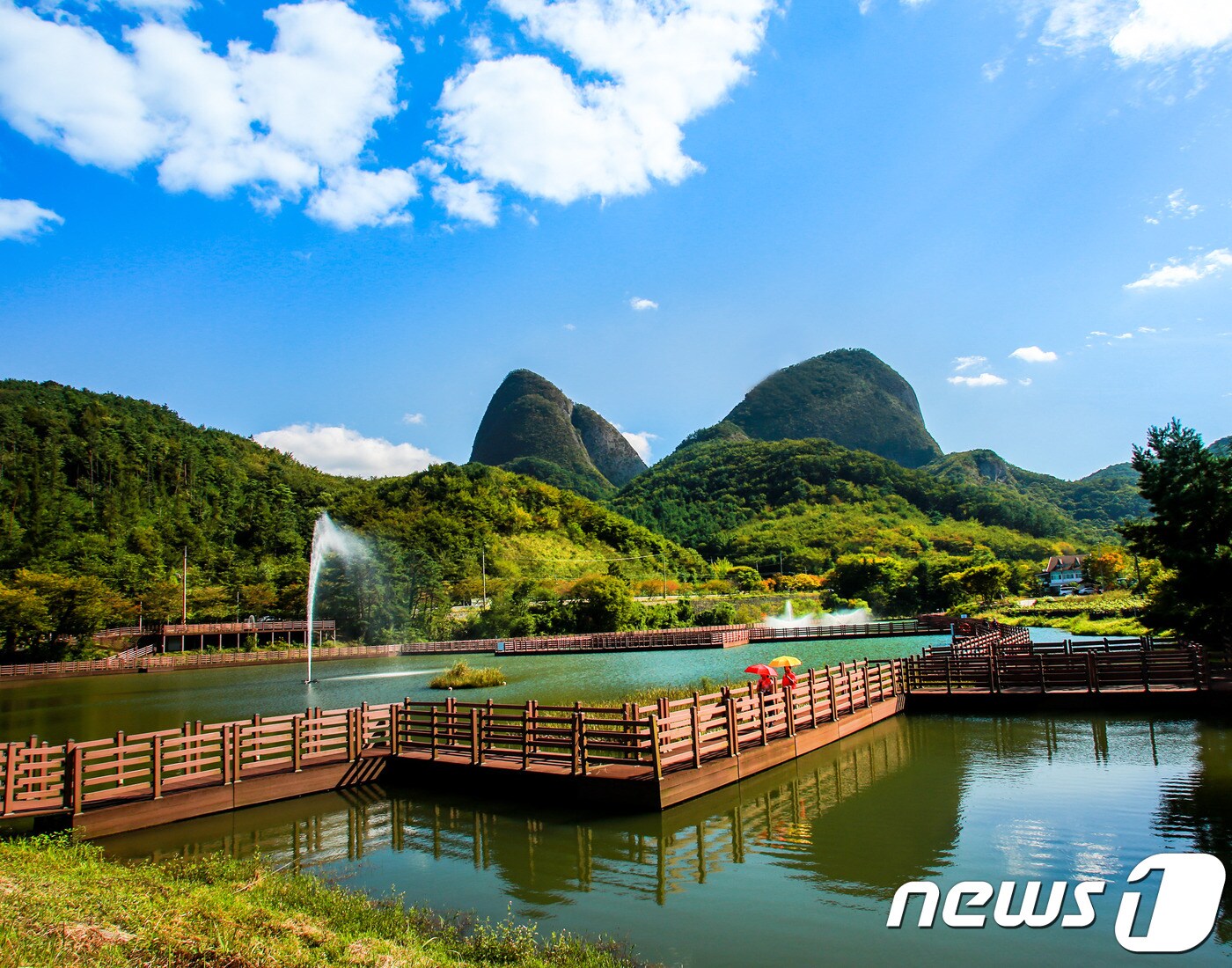 전북 진안군은 신종 코로나바이러스 감염증(코로나19) 예방을 위해 마이산도립공원을 찾는 탐방객을 대상으로 단계별 거리두기를 시행한다. /ⓒ News1