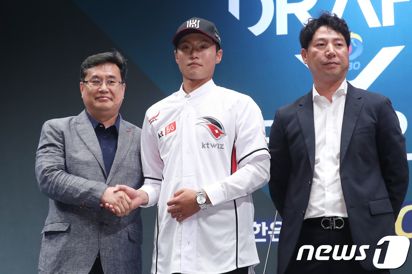 25일 오후 서울 중구 웨스틴조선호텔 그랜드볼룸에 열린 '2019 KBO 신인 1차 지명'에서 KT위즈에 1차 지명된 안산공고 전용주(가운데)가 임종택 단장(왼쪽)과 함께 기념촬영을 갖고 있다. 2018.6.25/뉴스1 ⓒ News1 임세영 기자