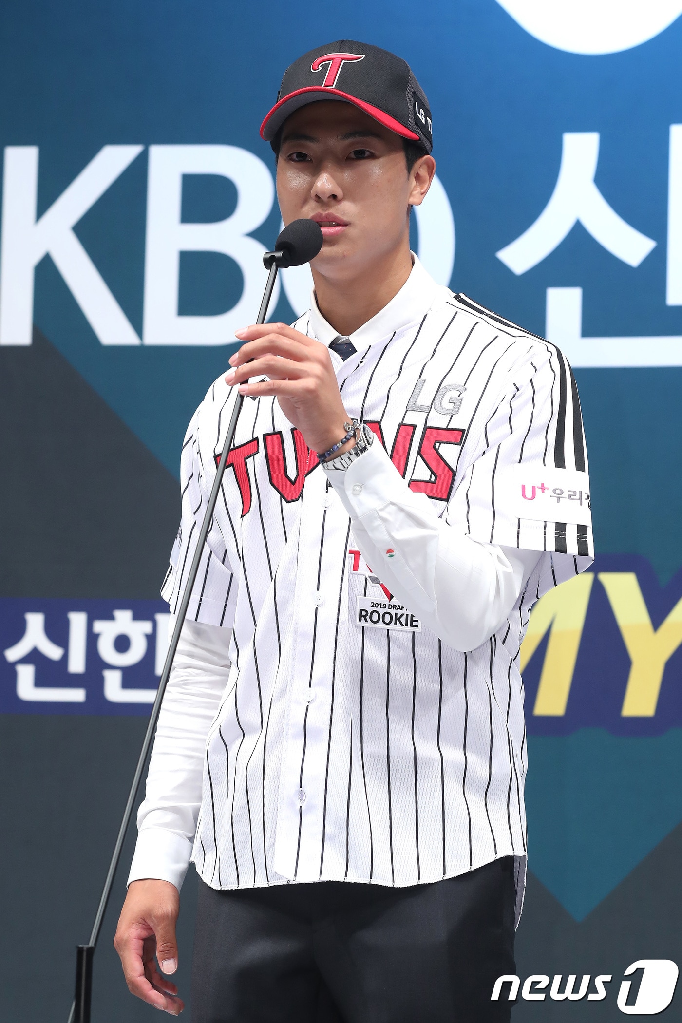 25일 오후 서울 중구 웨스틴조선호텔 그랜드볼룸에 열린 '2019 KBO 신인 1차 지명'에서 LG 트윈스에 1차 지명된 동아대 이정용이 소감을 밝히고 있다. 2018.6.25/뉴스1 ⓒ News1 임세영 기자