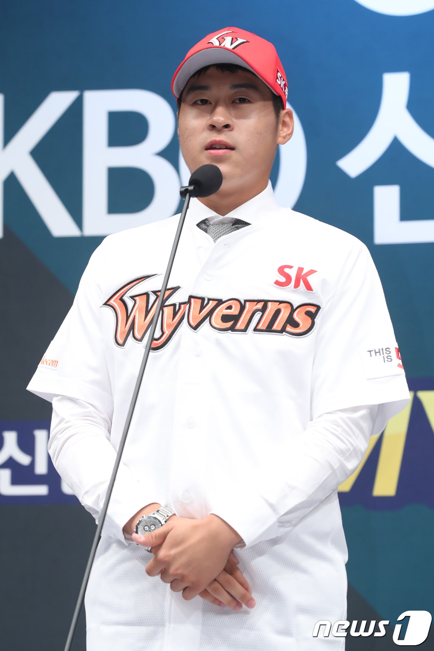 25일 오후 서울 중구 웨스틴조선호텔 그랜드볼룸에 열린 '2019 KBO 신인 1차 지명'에서 SK 와이번스에 1차 지명된 인천고 투수 백승건이 소감을 밝히고 있다. 2018.6.25/뉴스1 ⓒ News1 임세영 기자