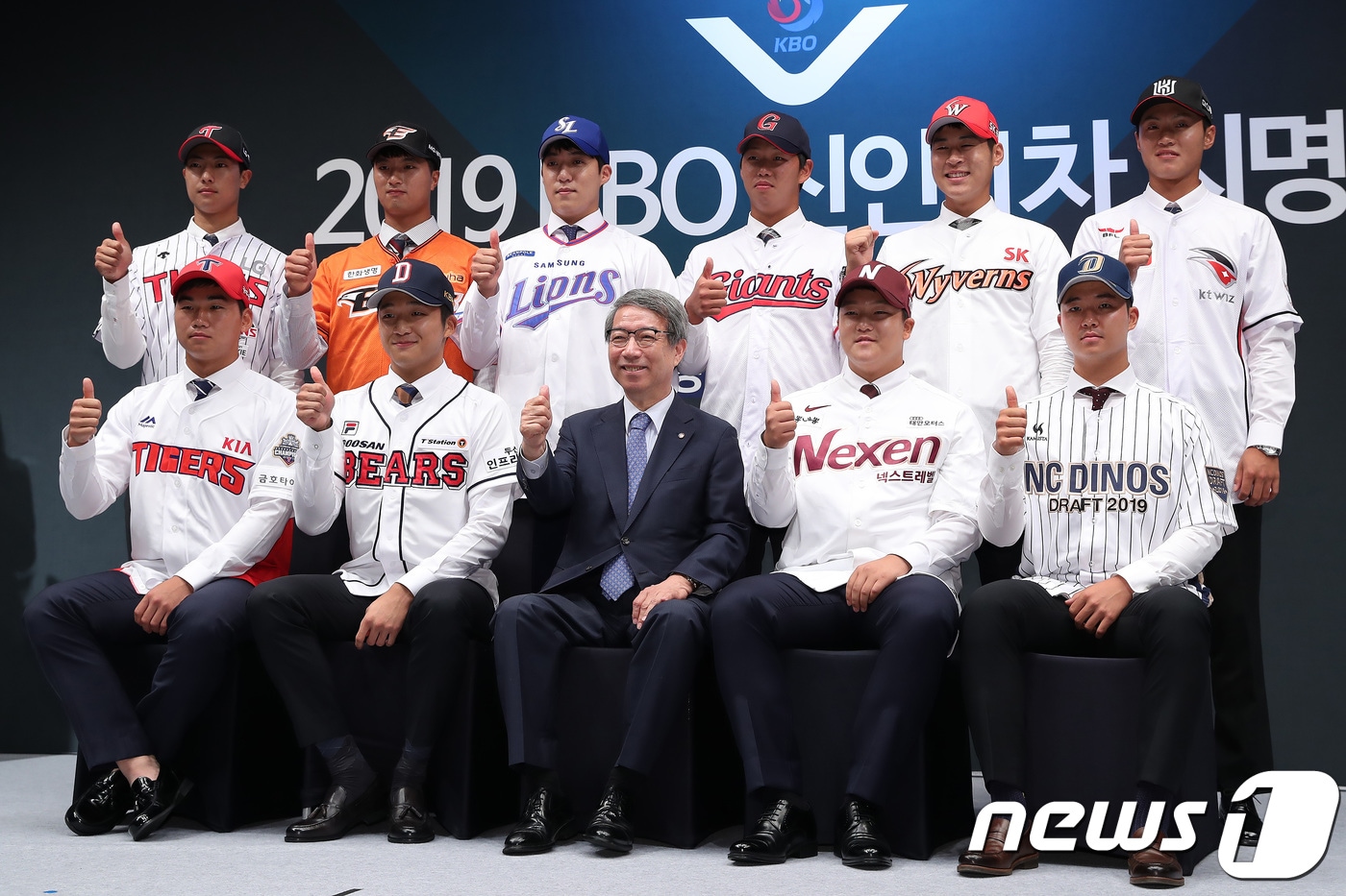 25일 오후 서울 중구 웨스틴조선호텔 그랜드볼룸에서 열린 '2019 KBO 신인 1차 지명'에서 정운찬 KBO 총재가 각 구단 1차 지명 선수들과 기념촬영을 하고 있다. 앞줄 왼쪽부터 시계반대방향 KIA 김기훈(광주동성고), 두산 김대한(휘문고), 정 KBO총재, 넥센 박주성(경기고), NC 박수현(마산용마고), KT 전용주(안산공고), SK 백승건(인천고), 롯데 서준원(경남고), 삼성 원태인(경북고), 한화 변우혁(북일고), LG 이정용(동아대). 2018.6.25/뉴스1 ⓒ News1 임세영 기자