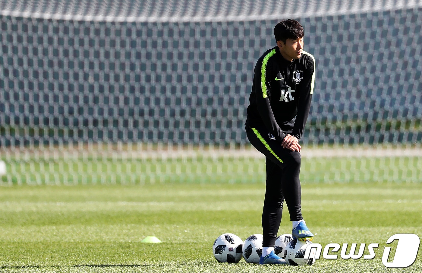 축구대표팀 에이스 손흥민이 2018 러시아월드컵 F조 3차전 한국과 독일의 경기를 이틀 앞둔 25일 오후(현지시간) 러시아 상트페테르부르크 스파르타크 스타디움에서 열린 훈련에서 공에 발을 얹은 채 상념에 잠겨 있다. 2018.6.25/뉴스1 ⓒ News1 오대일 기자
