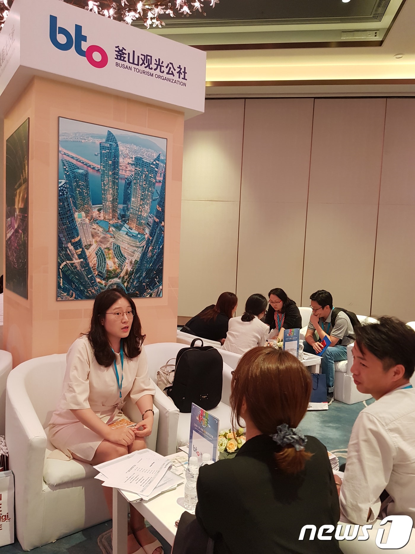 광저우 인센티브 로드쇼애서 부산관광공사 관계자가 남해안지역의 MICE인프라와 각종 지원정책의 홍보하고 있다.(부산관광공사 제공) ⓒ News1