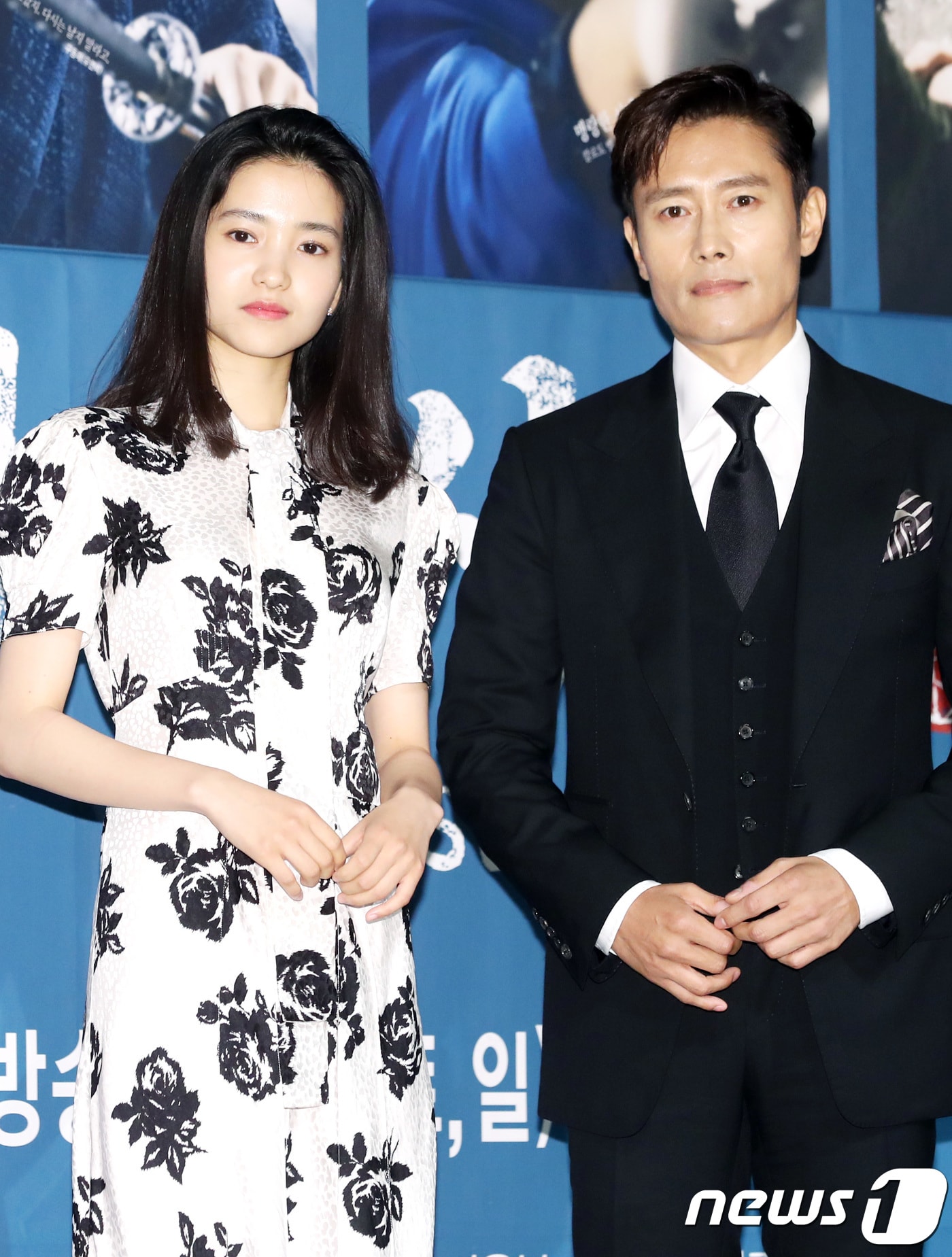 배우 김태리, 이병헌(오른쪽)이 26일 오후 서울 논현동 파티오나인에서 열린 tvN 새 토일드라마 ‘미스터 션샤인’ 제작발표회에 참석해 포즈를 취하고 있다. ‘미스터 션샤인’은 신미양요(1871년) 때 군함에 승선해 미국에 떨어진 한 소년 유진 초이(이병헌 분)가 미국 군인 신분으로 자신을 버린 조국인 조선으로 돌아와 주둔하며 벌어지는 일을 그린 드라마다. 2018.6.26./뉴스1 ⓒ News1 권현진 기자