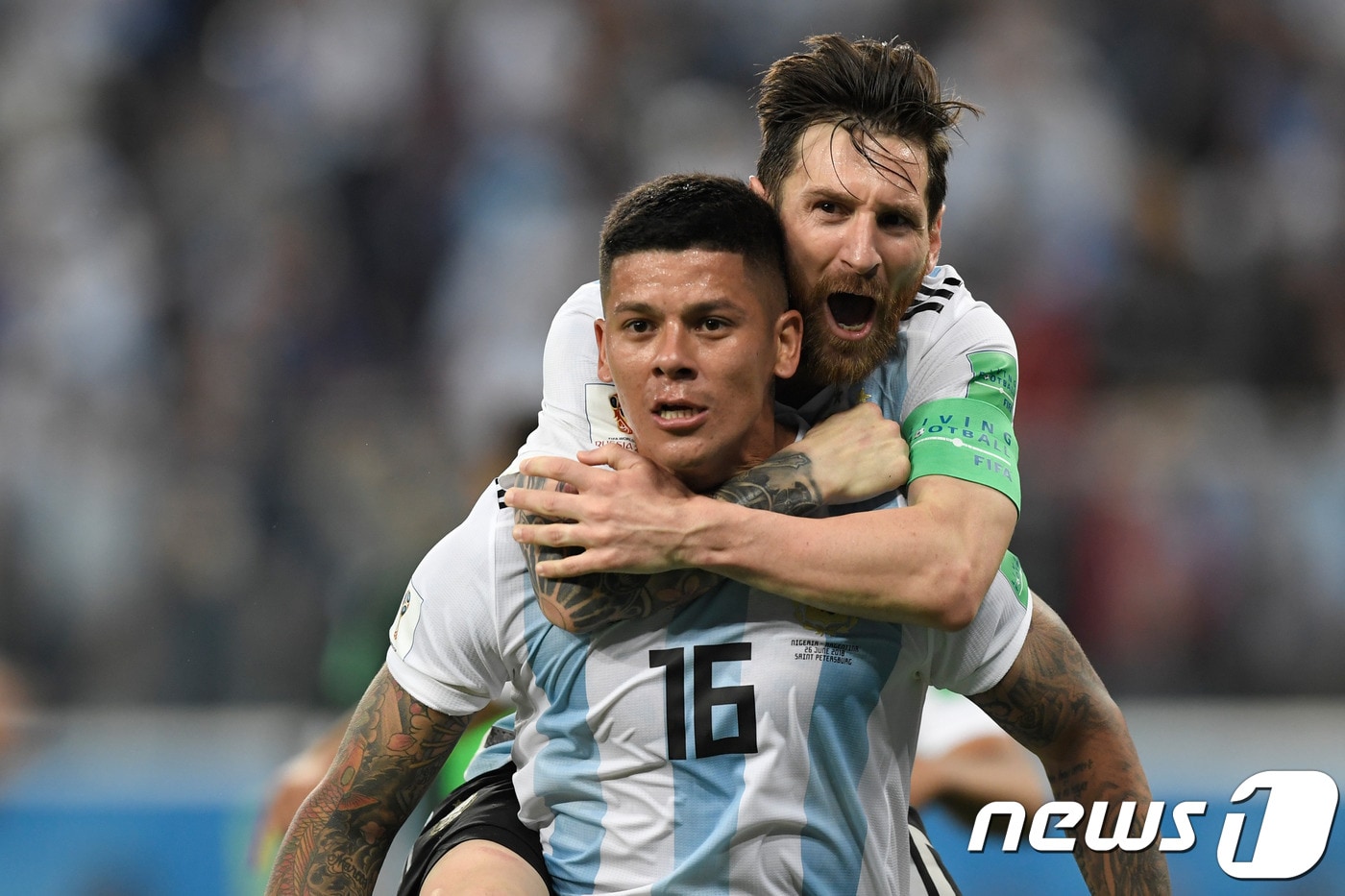 아르헨티나의 리오넬 메시(위)가 27일(한국시간) 러시아 상트페테르부르크의 상트페테르부르크 스타디움에서 열린 나이지리아와의 2018 국제축구연맹(FIFA) 러시아 월드컵 D조 조별 리그 최종 3차전에서 결승골을 넣은 마르코스 로호를 축하하고 있다. ⓒ AFP=News1