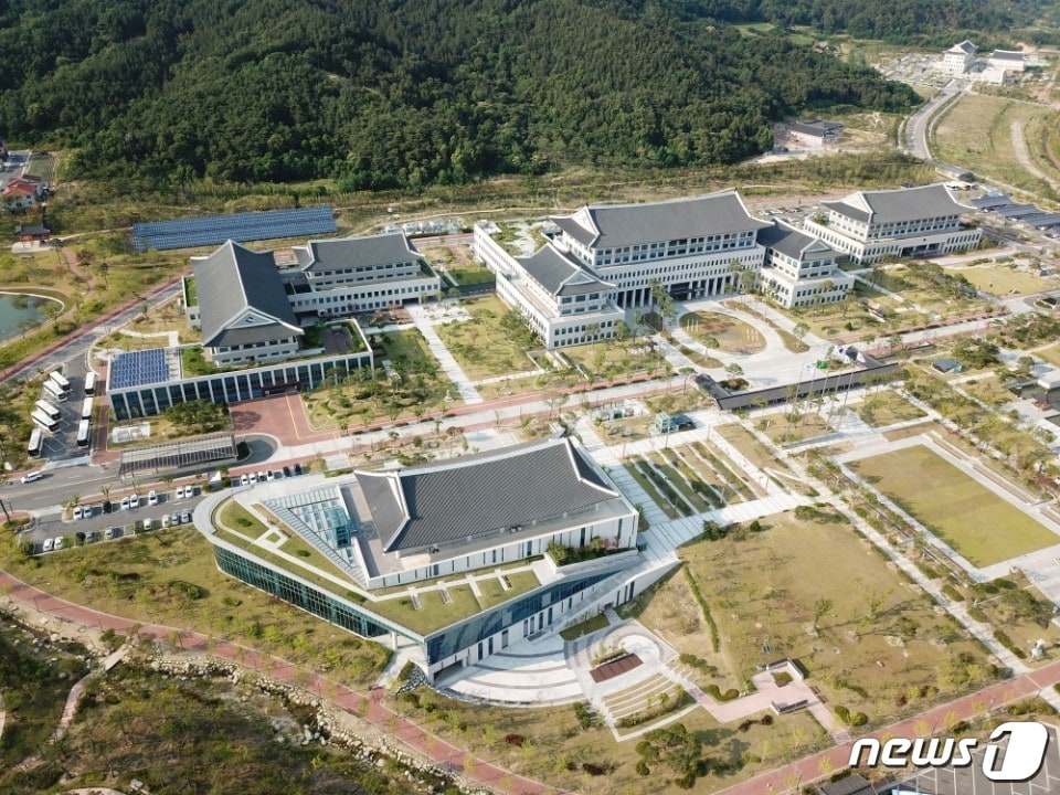 7월 2일 이철우 경북도지사가 취임을 시작으로 민선7기 경북도가 새롭게 출범한다. (사진은 경북도 안동시 경북도청사 전경) ⓒ News1 김대벽 기자