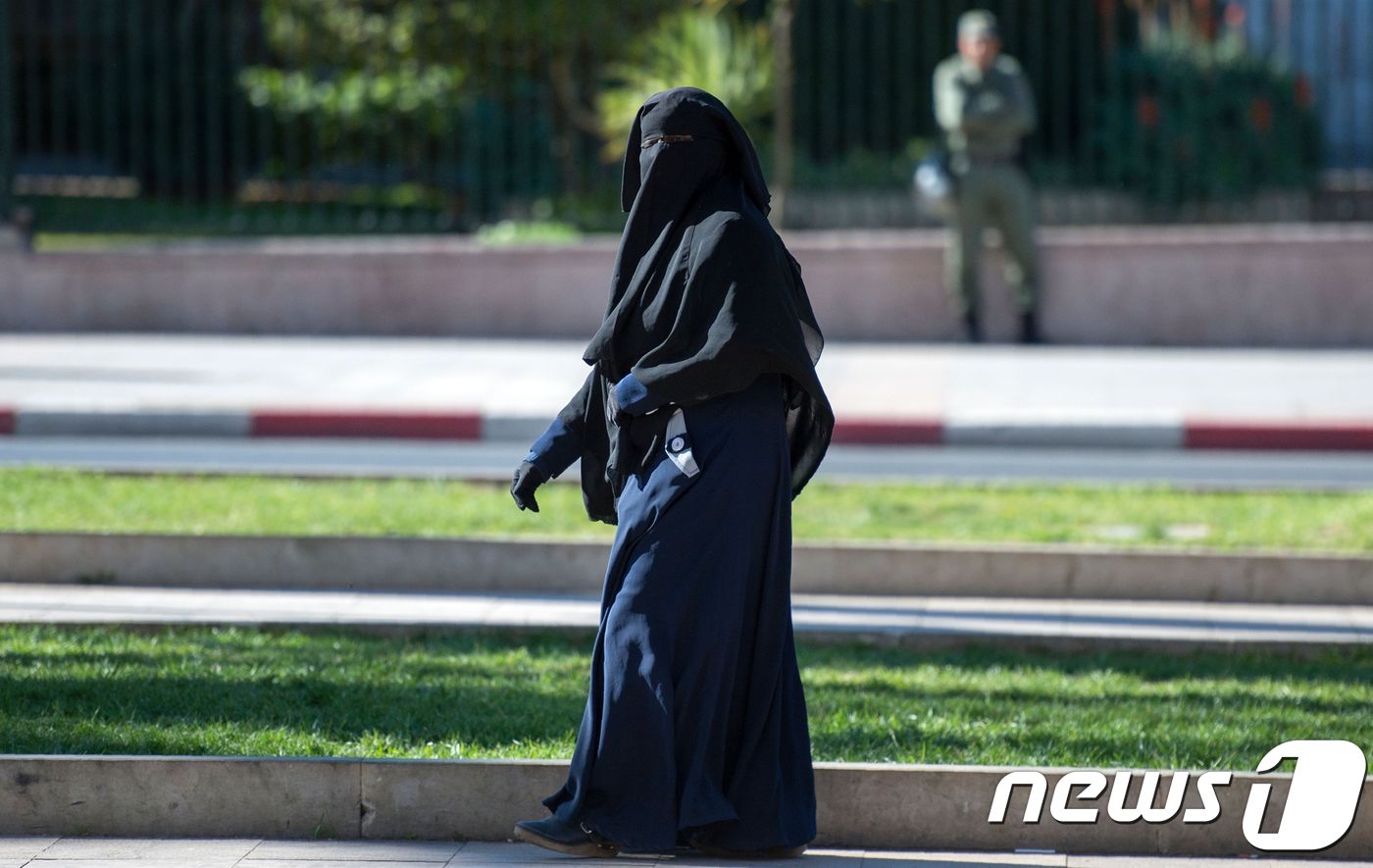 니캅(눈을 제외하고 얼굴을 모두 가리는 이슬람 복장)을 착용한 여성. ⓒ AFP=뉴스1