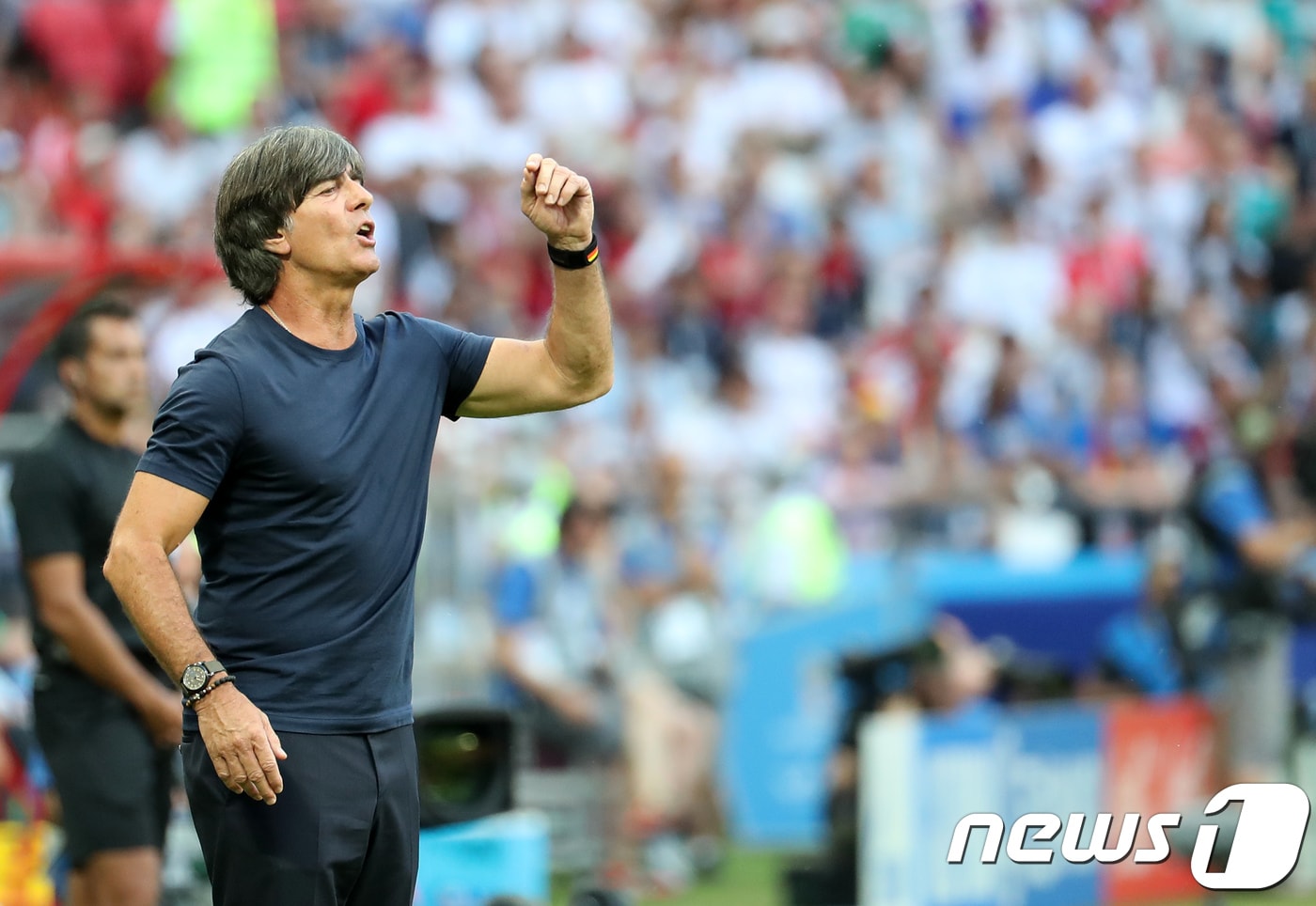 27일 오후(현지시간) 러시아 카잔 아레나에서 열린 2018 러시아월드컵 F조 최종전 대한민국과 독일의 경기에서 독일 뢰브 감독이 선수들에게 소리치고 있다. 2018.6.27/뉴스1 ⓒ News1 오대일 기자