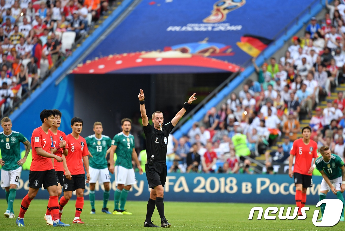 한국과 동일전에서 VAR 판독을 선언하는 마크 가이거 주심./뉴스1 DB ⓒ News1 오대일 기자