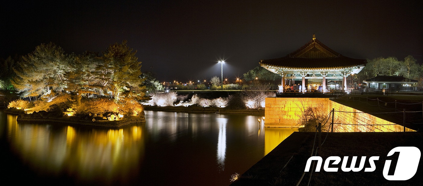 경북 경주시시설관리공단이 7월 1일부터 동궁과 월지(안압지)개장시간을 30분 연장한다고 밝혔다.(경주시제공)2018.6.28/뉴스1ⓒ News1