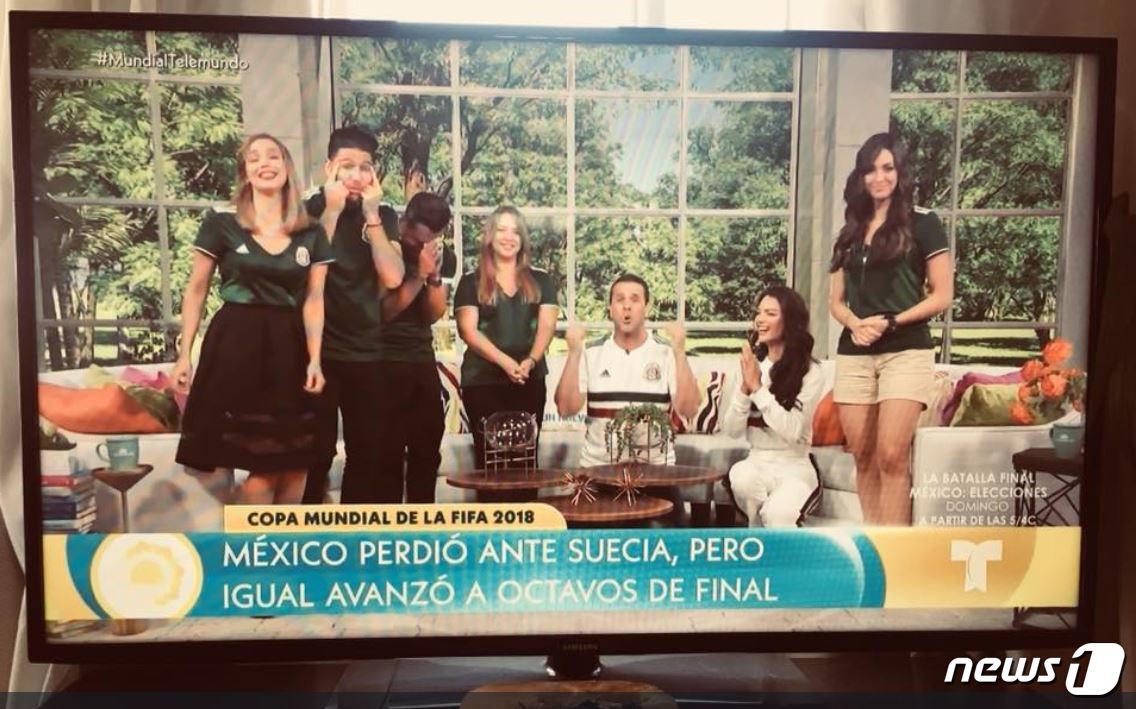 멕시코 TV 텔레문도의 프로그램에 출연한 전속 요리사 제임스 타한(왼쪽 두 번째)이 두 눈을 양쪽으로 찢는 아시아인에 대한 인종차별 제스처를 취하고 있다. 이를 비판한 트위터 게시물.ⓒ News1