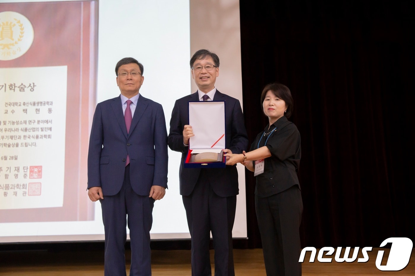 한국식품과학회 황재관 회장(왼쪽), 건국대학교 백현동 교수(가운데), 오뚜기 중앙연구소 김현위 소장.ⓒ News1