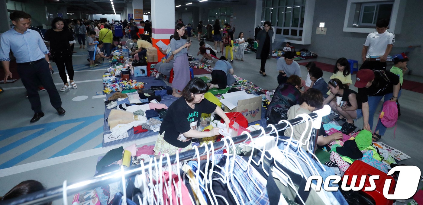 광주시에서 운영하는 '올망졸망 공유장터'가 30일 남구 진월동국제테니스장 내 광주공유센터에서 개장해 시민들이 물건을 살펴보고 있다. 2018.6.30/뉴스1 ⓒ News1 남성진 기자