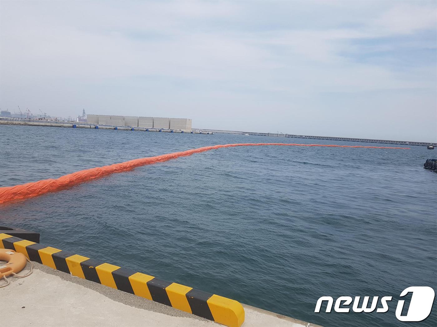 울산항만공사(UPA)는 대규모 선박사고시 기름유출로 인한 울산항 오염을 예방하기 위해 설치한 자동팽창식 오일펜스(C형).ⓒ News1