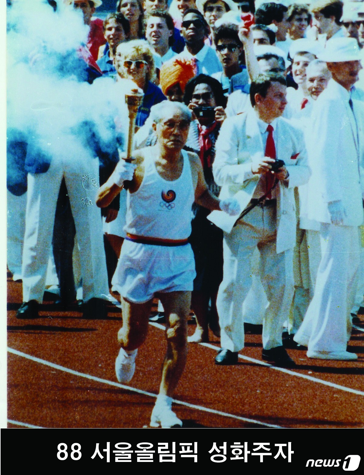 1988 서울올림픽 당시 성화봉송 하는 손기정 선수(국민체육진흥공단 제공). ⓒ News1