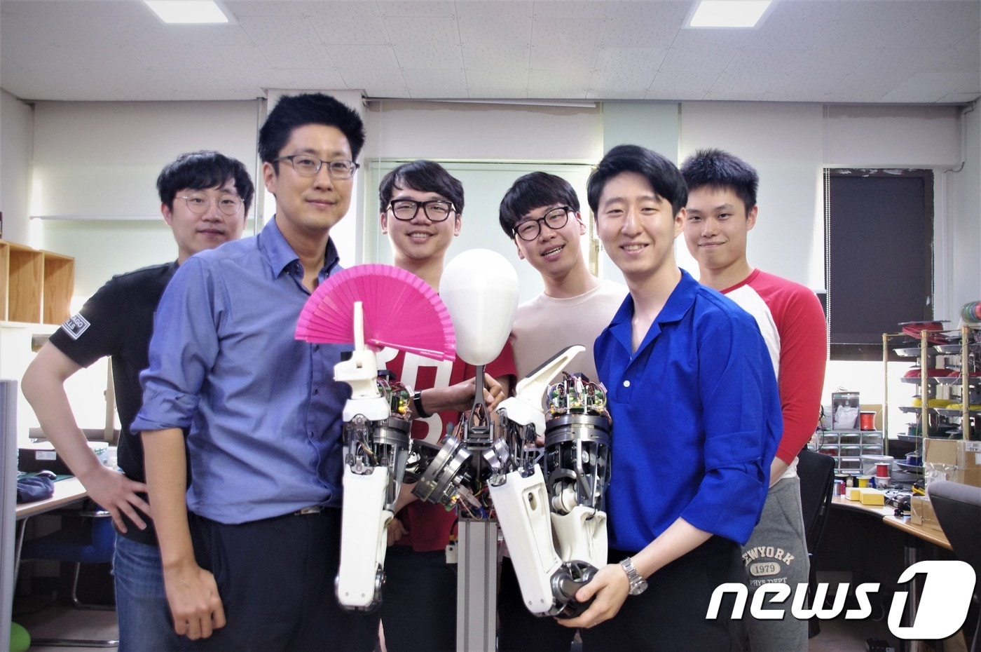 김용재 교수(앞줄 왼쪽) 연구팀이 연구한 로봇 팔을 들고 기념촬영을 하고 있다. ⓒ News1